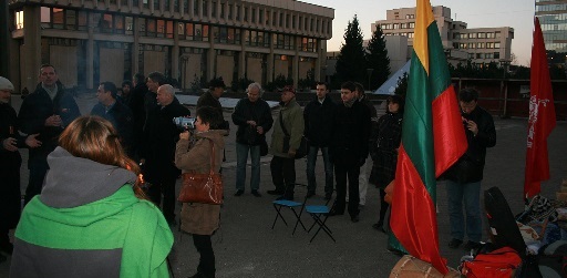 BUDINTIS AUKURAS PRIE SEIMO  24 VALANDAS PER PARĄ. KVIEČIAME VISUS prie Ugnelės Aukuro.